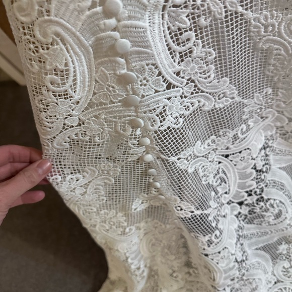 Elegant White Lace Wedding Dress - Picture 6 of 7